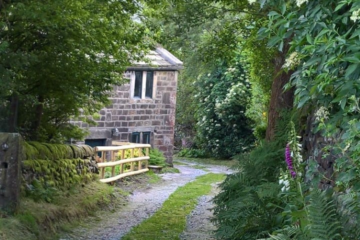 Cosy farm cottage on a hilltop above Hebden Bridge
