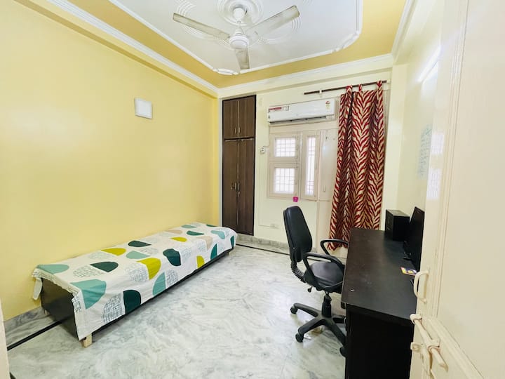 Dipanshu’s place ( Room + Wifi + kitchen)