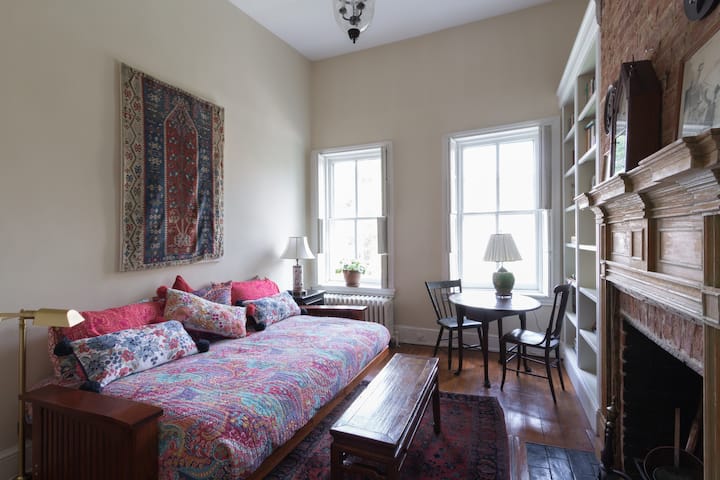 Charming Georgetown 3-room suite, full of light!