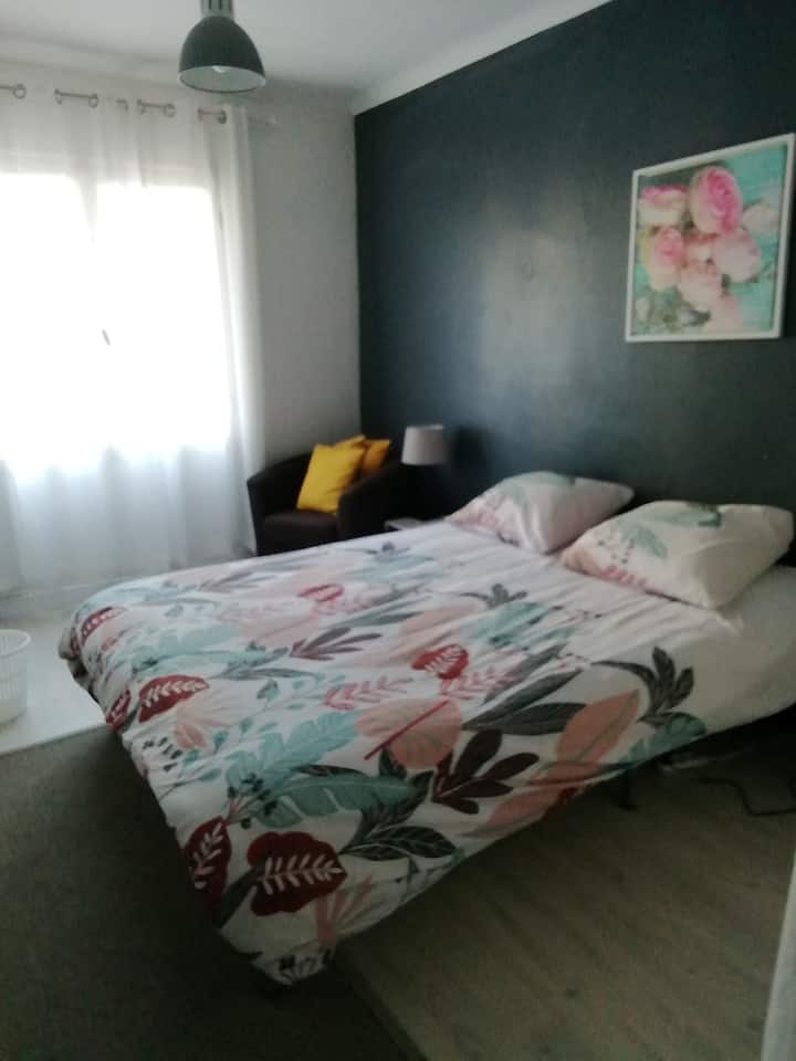 Bedroom located 5mm from train station