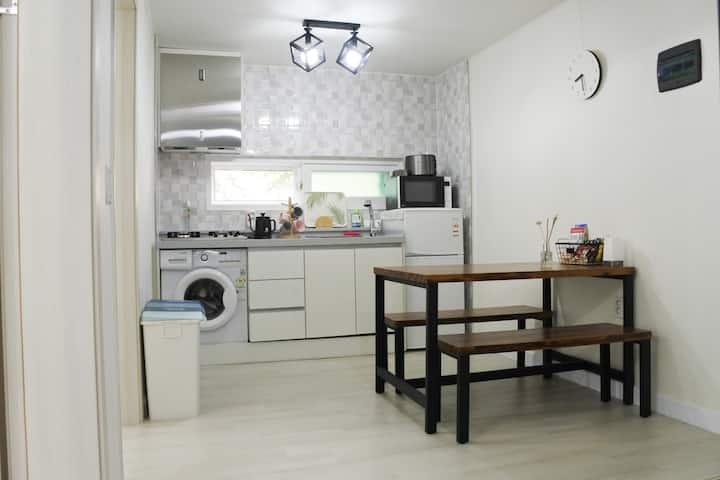Hongdae/Yeonnam-dong/Yeontral Park/Cafe Street [2 Bedrooms/3 Beds]
