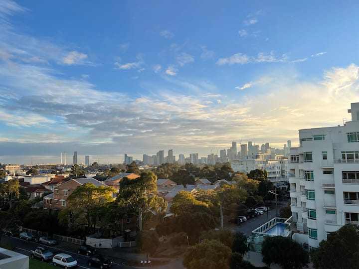 Port Melbourne Penthouse with City Skyline Views