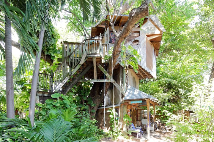 Treehouse Canopy Room: Permaculture Farm