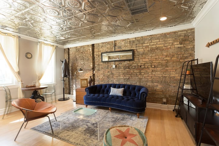 Industrial Style Chicago Loft with FREE parking
