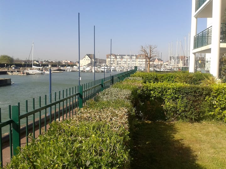 Apt on the ground floor with south terrace with port estuary view