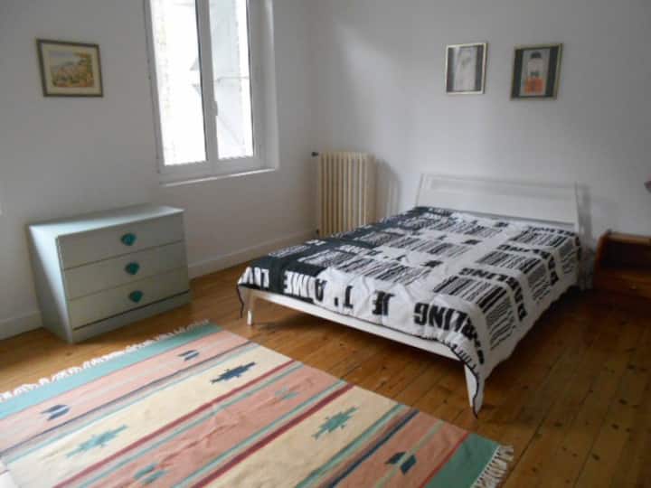 Large quiet room in Portet sur Garonne