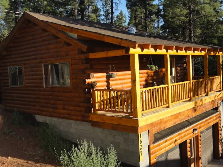 Log Cabin w/ Loft 2 miles from downtown
