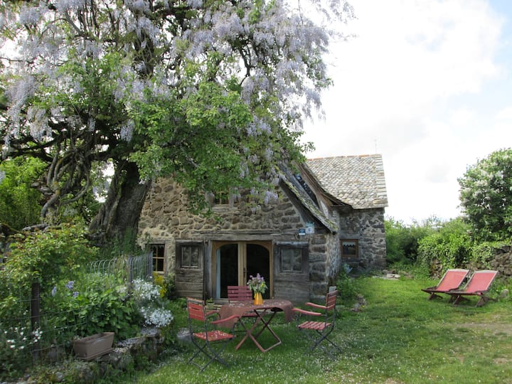 L'Oustalou cottage in 12600 Lugat
Quiet  Authenticity