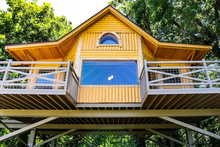 Bird's Nest Tree House-Minutes from Turner Falls!