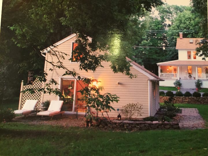 Charming 1850 cottage near town