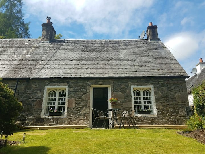 Historic cottage next to loch lomond Luss
