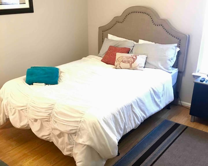 Bright Room Close to Uptown, Plaza, & Southend