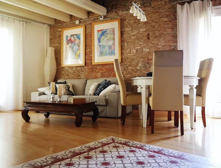 Explore Old Barcelona from a Loft-Style Studio ¤
