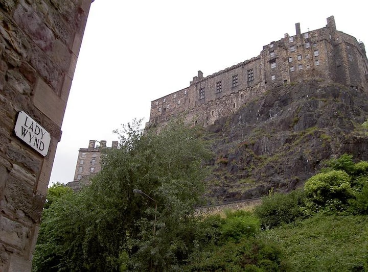 Smart Apartment by Edinburgh Castle