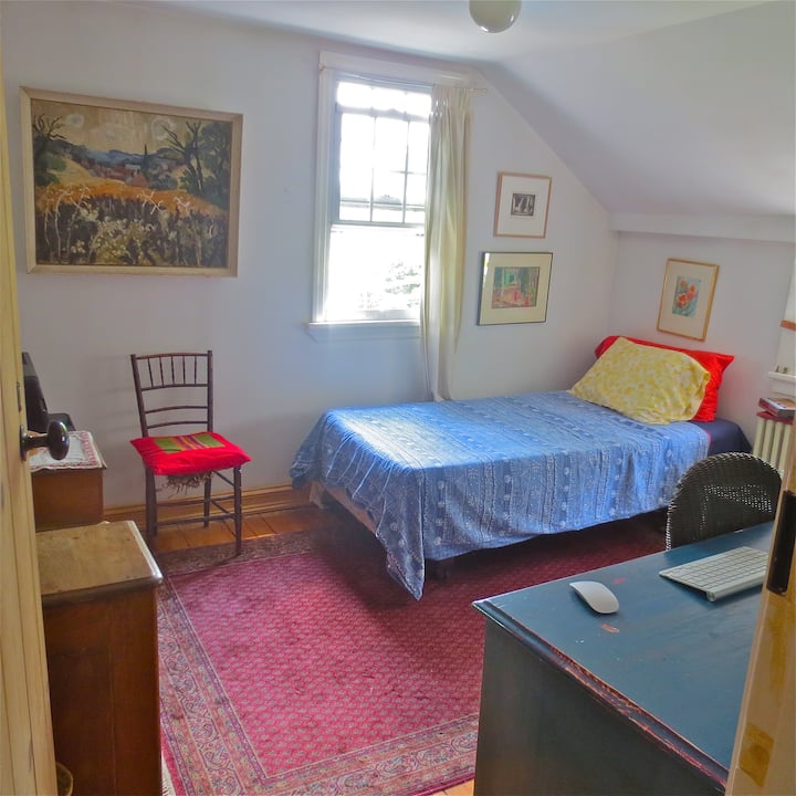 Small cozy room in historic 1828 Dobbs Ferry home.