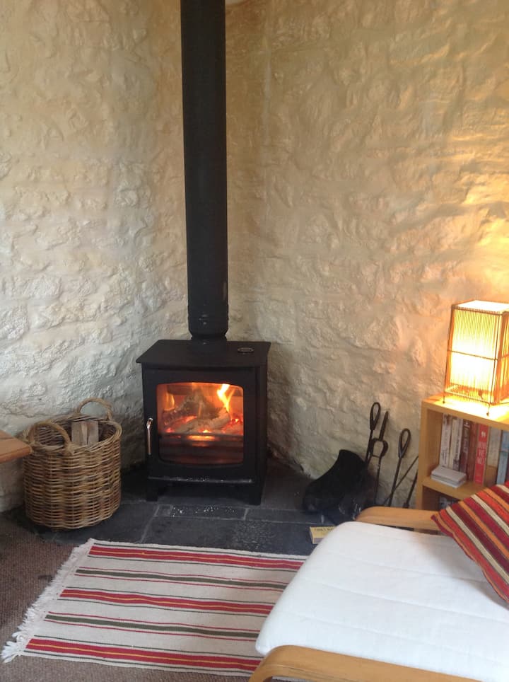 Detached secluded cottage with wood burning stove