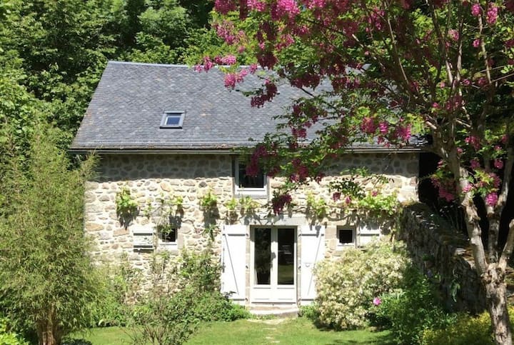 Between lakes and forests, the Ardoisette charming cottage ***
