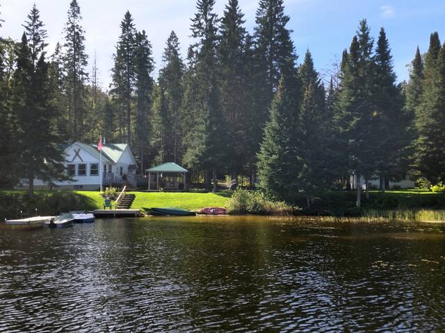 Lakefront Cottage Charm with Modern Comfort