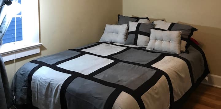 Comfortable Quiet Room with WiFi - Near Downtown