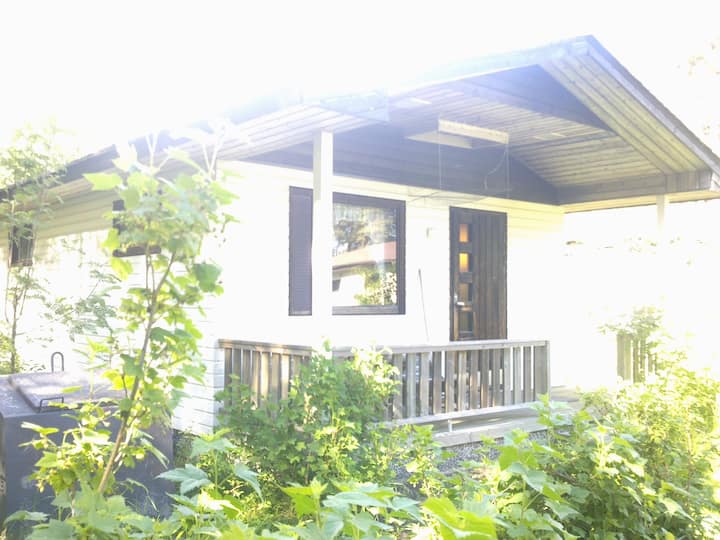 Backyard cabin with veranda by Kemijoki river