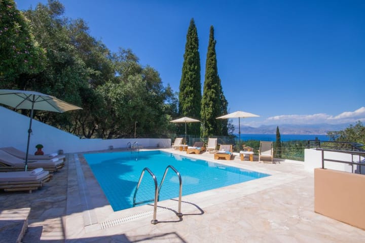 A 3 bedrooms villa with a pool and amazing views!
