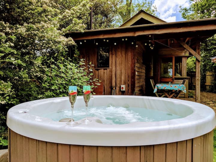 Cosy Eco Cabin with hot tub