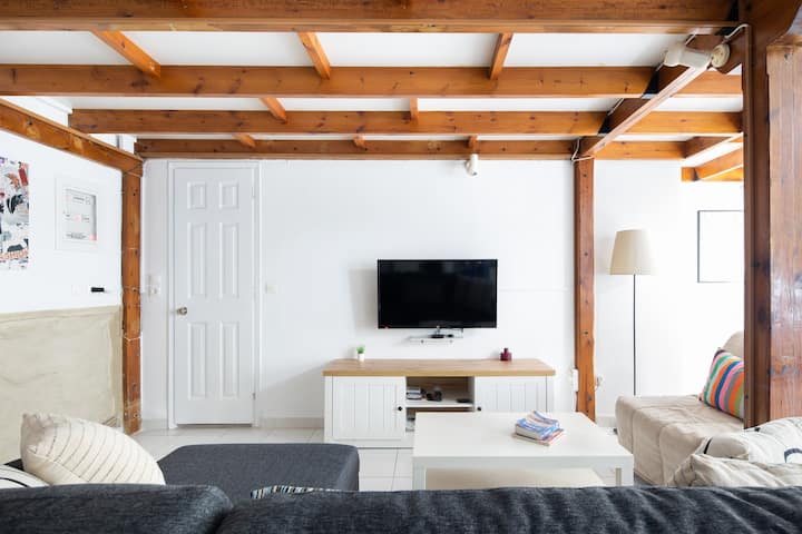 Plaka loft apartment under Acropolis with Netflix
