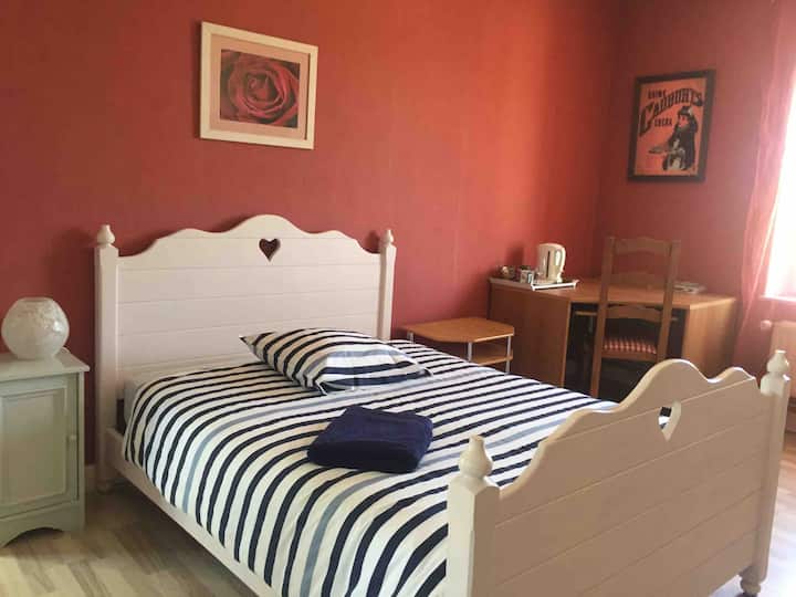 Large room with private bathroom, near the city center