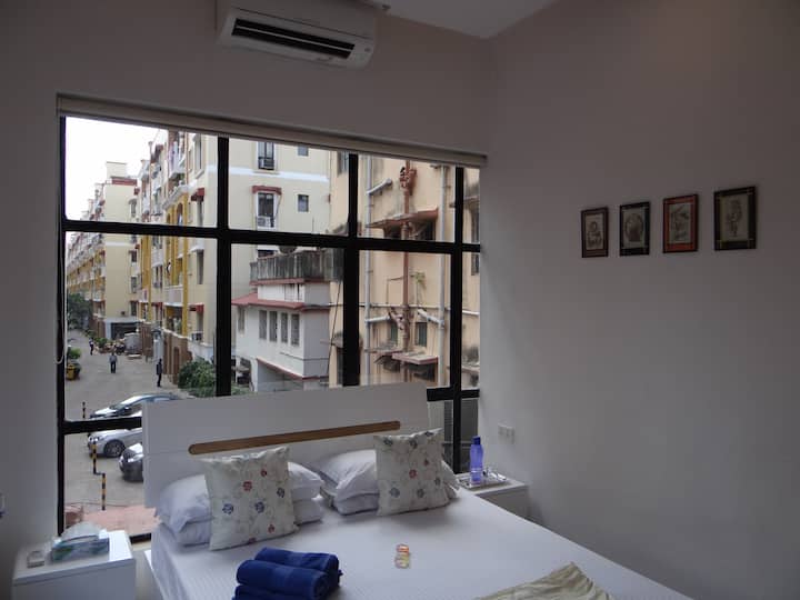 2kms from airport, modern decor, smart TV + WiFi!
