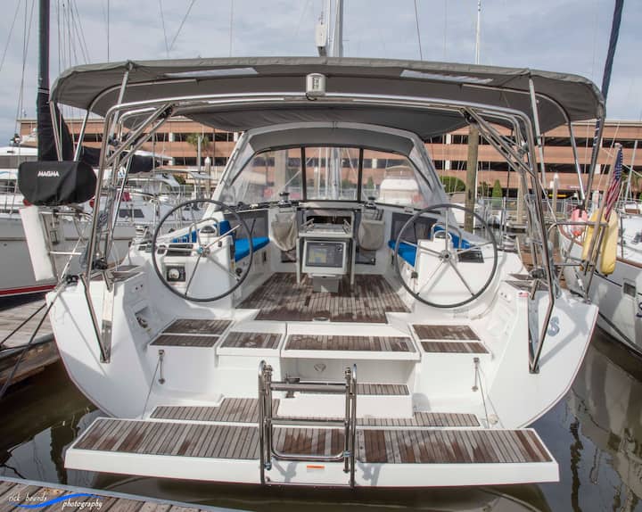 airbnb galveston boat | three-bedroom sailboat with access to a hot tub