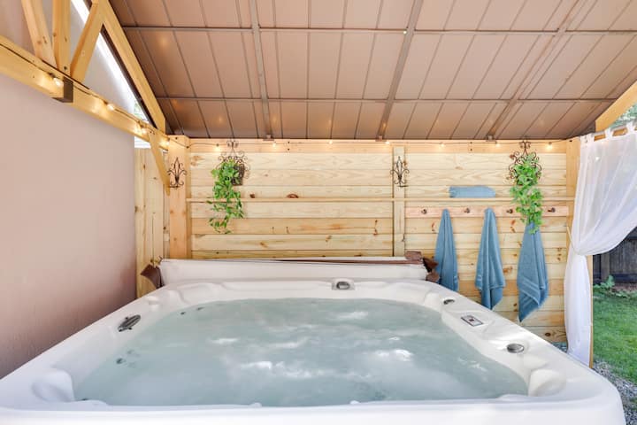 Rustic Retreat with Hot Tub/Sauna/Billiard & More