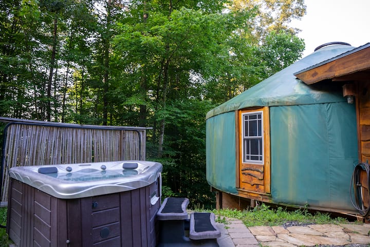 Romantic Yurt, Hot Tub, Farm & Tropical Greenhouse