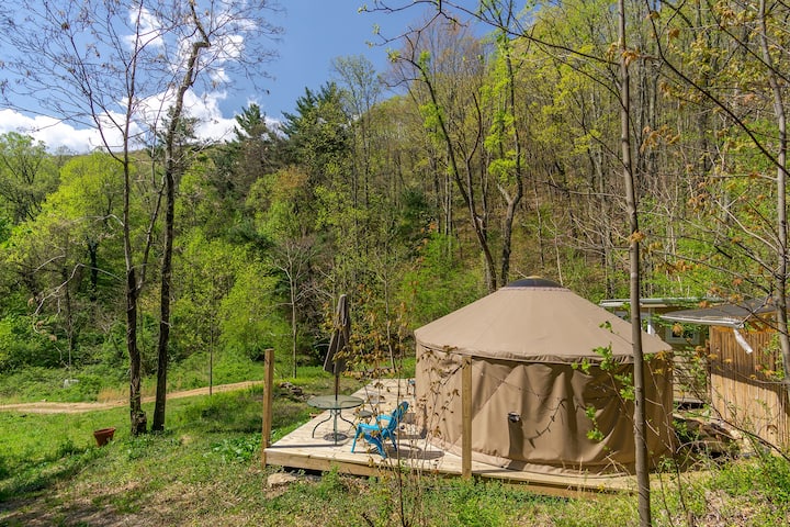 Yurt glamping, privacy in nature, pool.