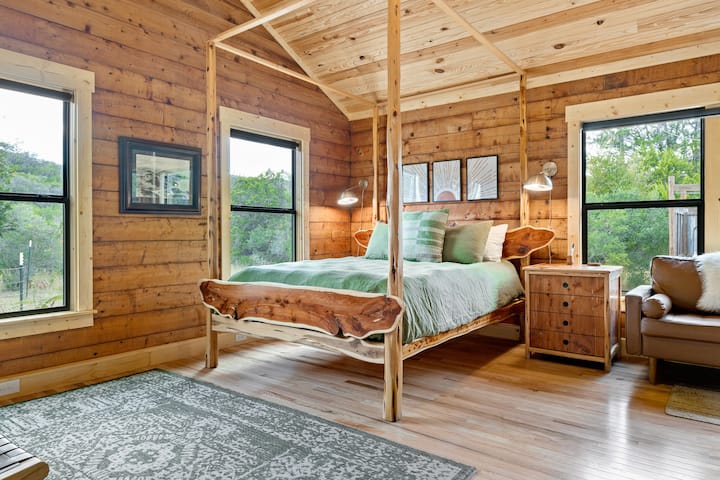 Romantic Log Cabin on Smith Creek with EV Charger