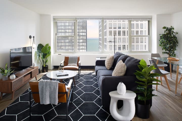 Spectacular Penthouse Corner 2BR in Streeterville
