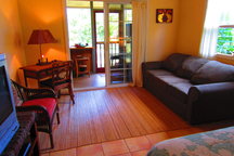 Coco Moon Cottage-Sweet & Breezy! 