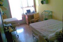 Sunny bedroom in Madrid centertown