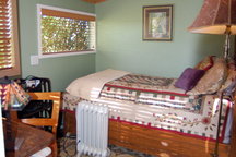 Cozy Cottage w Ocean & Mtn. Views.