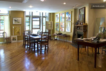 Comfortable room artfilled loft RED