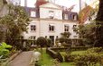 1st class Apt, upscale neighborhood