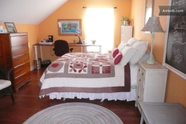 Peaceful Large Room Comfortable Bed by the night (Lawrence) $50
