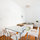 FREIRAUMWOHNUNG: Wohnzimmer mit Essbereich und Sofa / Sofabett