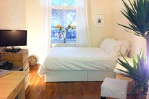 Charming Cobble Hill Studio w/ Wine