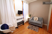 Private room Steps from Subway