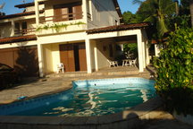 Casa com 2 pavimentos e piscina