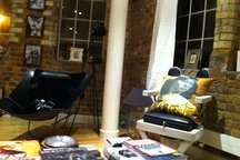 ONE DOUBLE BEDROOM IN ARTSY FLAT