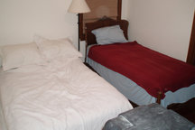 Quiet private room (1- 2 full beds)
