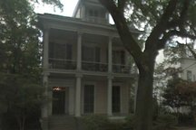 St Charles apt. in garden district