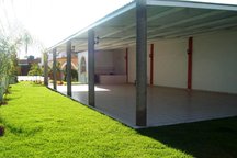 SALON TECHADO CON AREAS VERDES