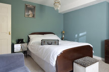 Sunny room 5 mins from the beach